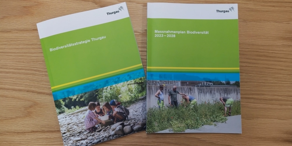 Broschüren "Biodiversitätsstrategie Thurgau" und " Massnahmenplan Biodiversität 2023–2028"