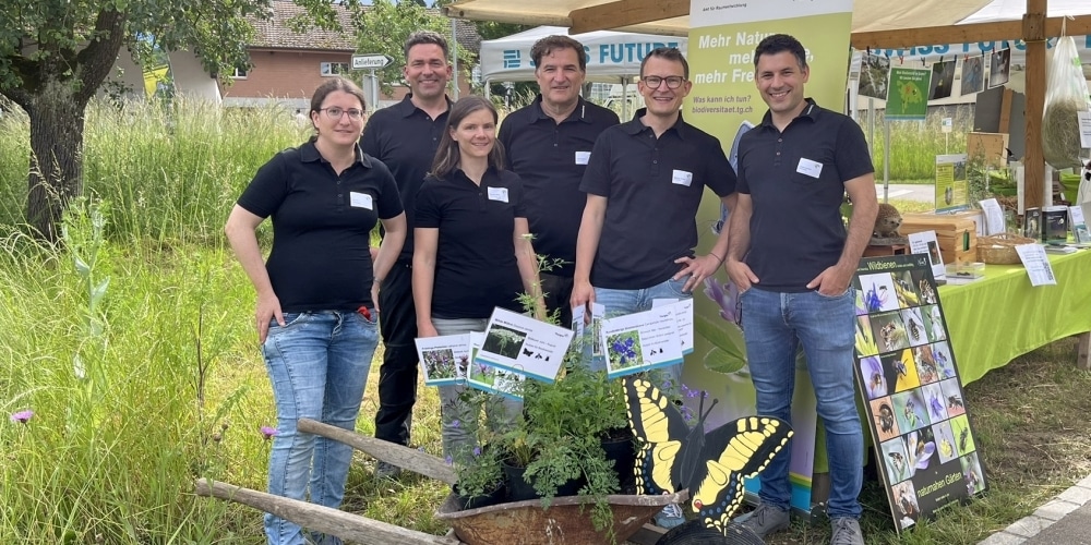 Mitarbeitende des Arenenbergs und der Abteilung Natur und Landschaft vor einem Infostand zum Thema Biodiversität